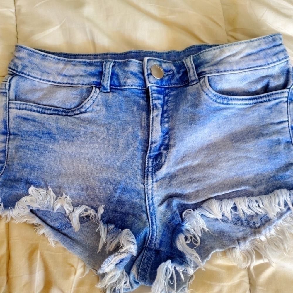 H&M divided brand cut off jean shorts size 6 stretch material - Picture 1 of 3